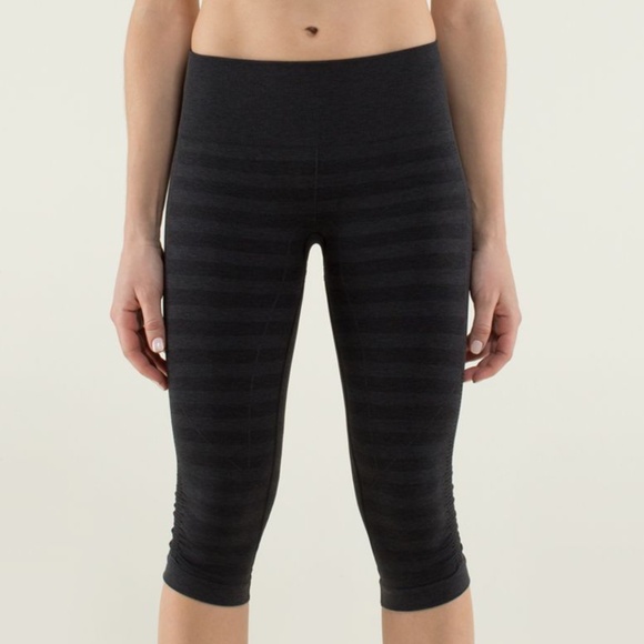 LULULEMON 4 In The Flow Crop Striped Black Charcoal Seamless - Picture 1 of 8